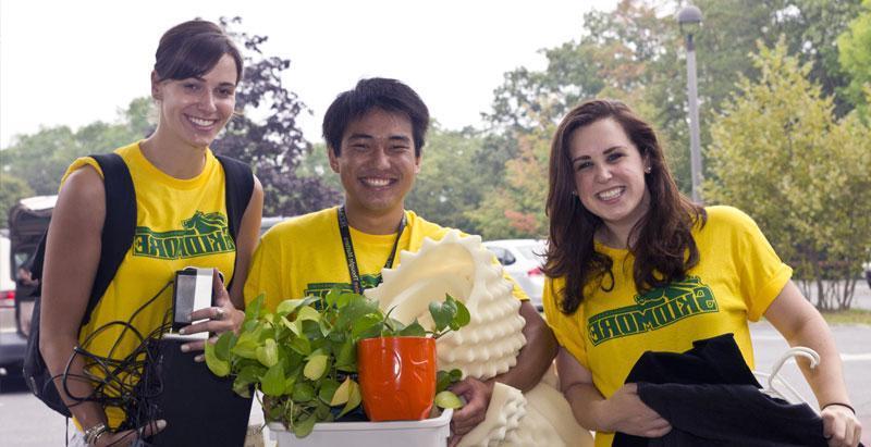 Skidmore%20students%20help%20new%20students%20on%20move-in%20day.